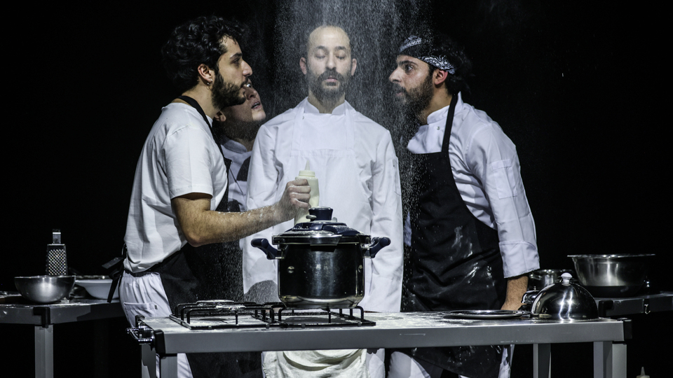 'Kısık Ateşte Düdüklü Tencere' sahnede