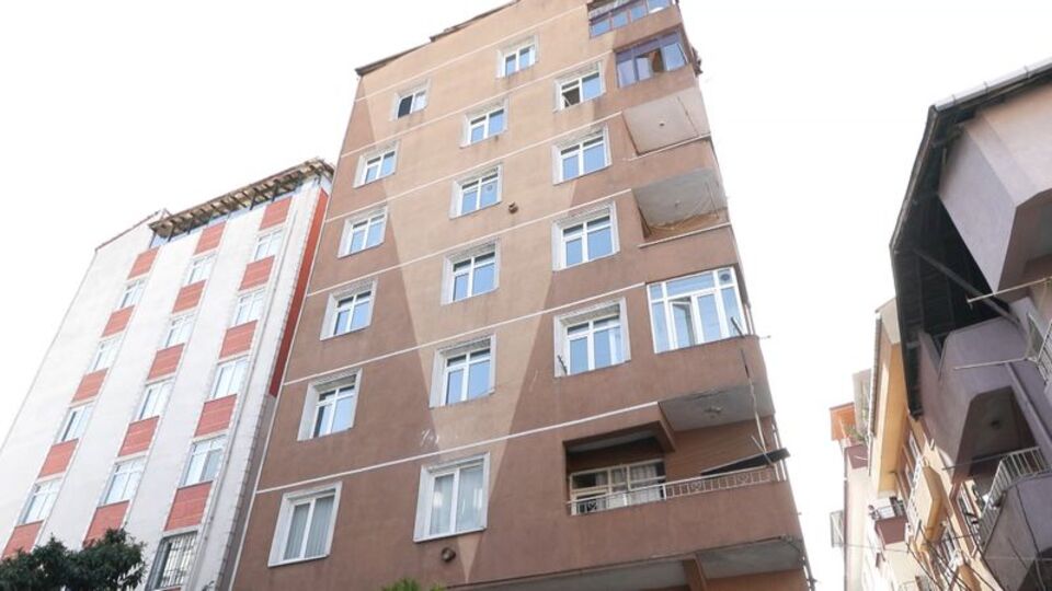 Altta kolon patlak, üstte gökyüzünü görüyorsun!