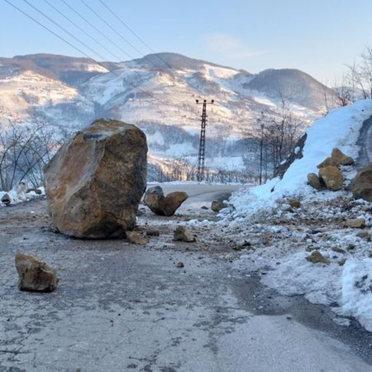 Ordu'da eriyen karın ardından heyelan