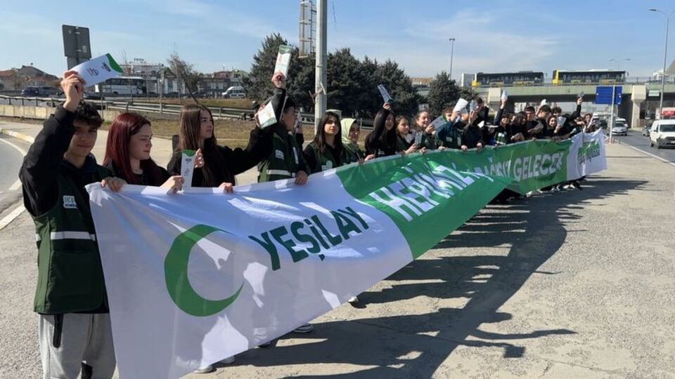 Liselilerden bağımlılıkla mücadele yürüyüşü