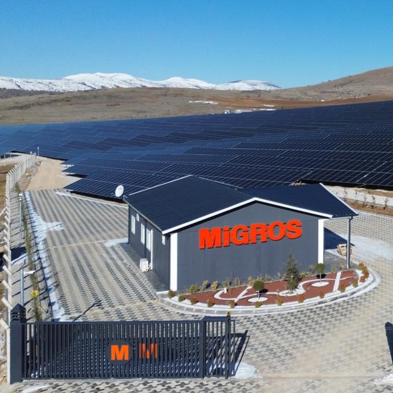 Migros ilk arazi güneş enerjisi santralini devreye aldı