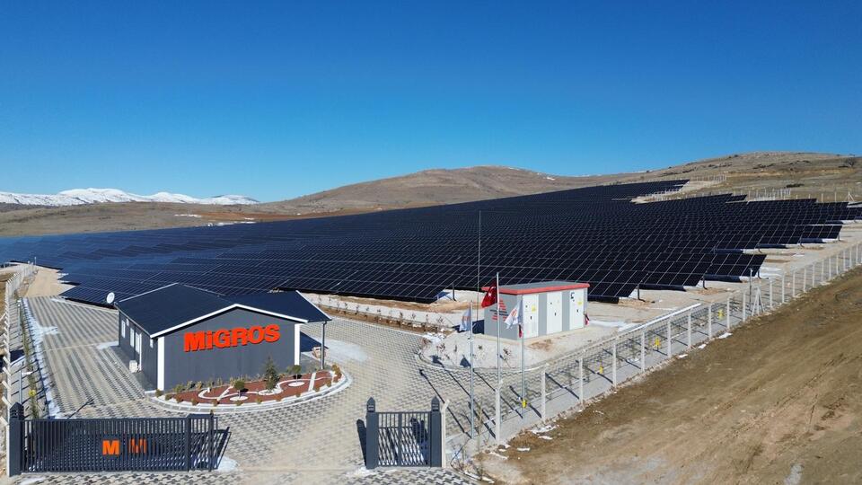 Migros ilk arazi güneş enerjisi santralini devreye aldı