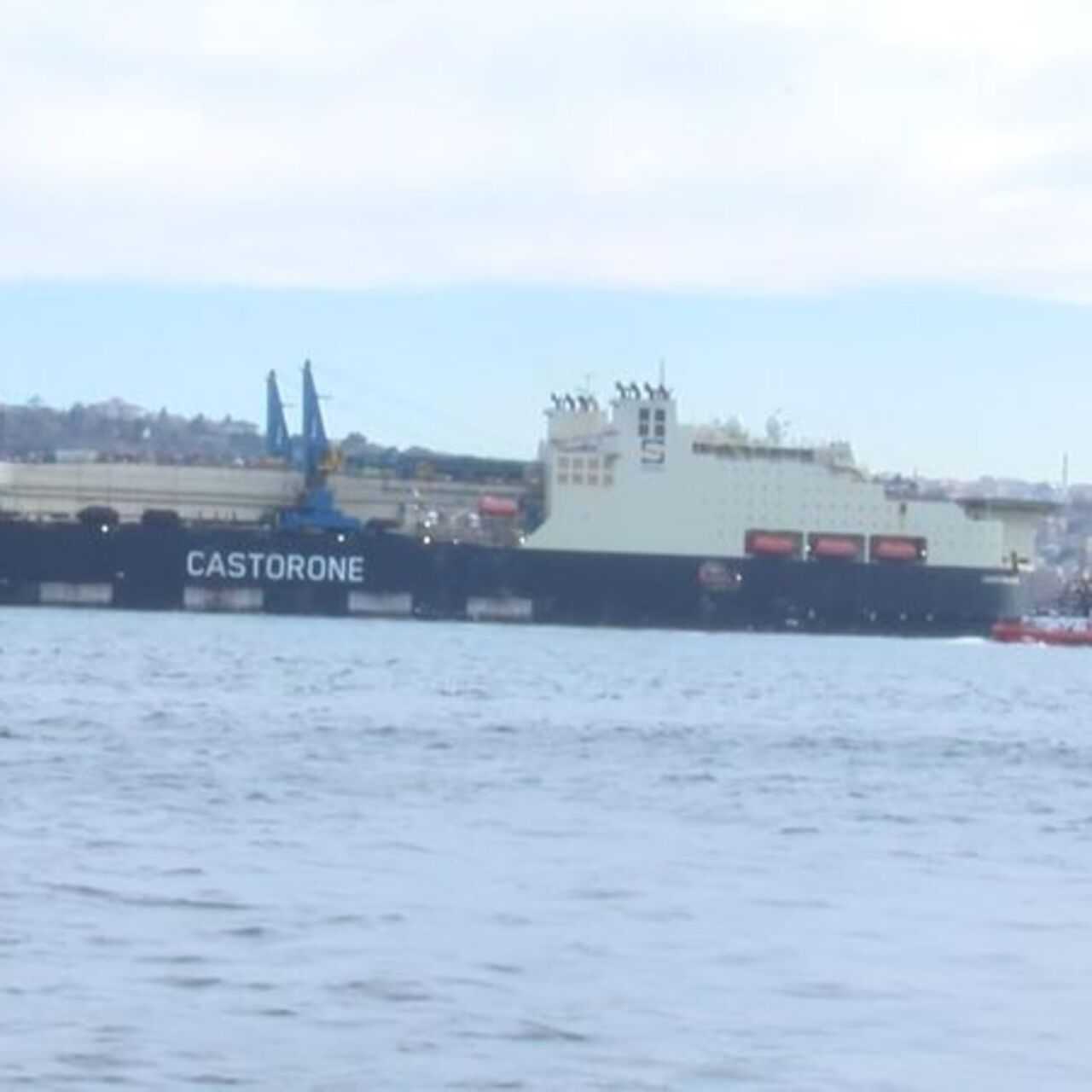‘Castorone' İstanbul Boğazı'ndan geçti