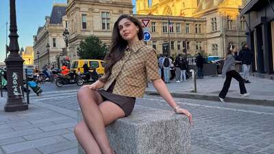 Paris sokaklarındaki pozlarını paylaştı