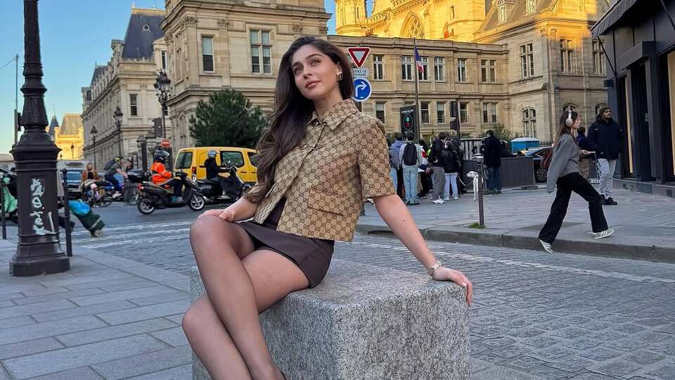 Paris sokaklarındaki pozlarını paylaştı