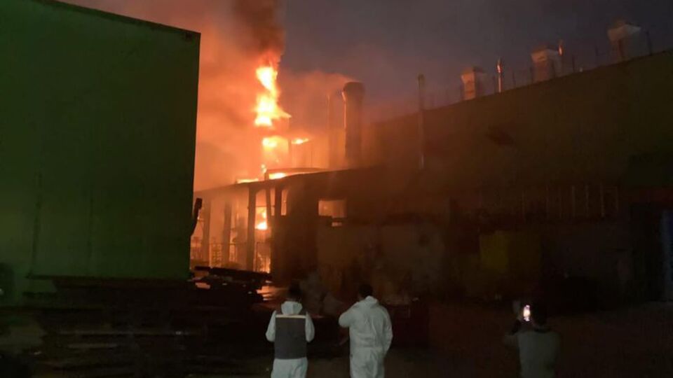 Sakarya'da treyler fabrikasında yangın