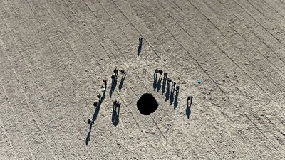 Karaman'da 10 metre çapında obruk