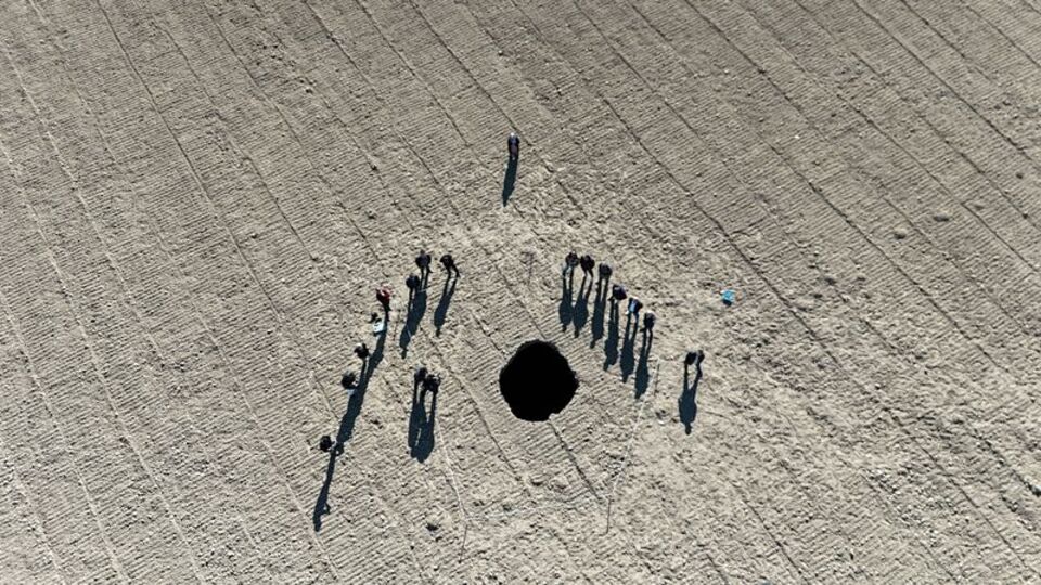 Karaman'da 10 metre çapında obruk