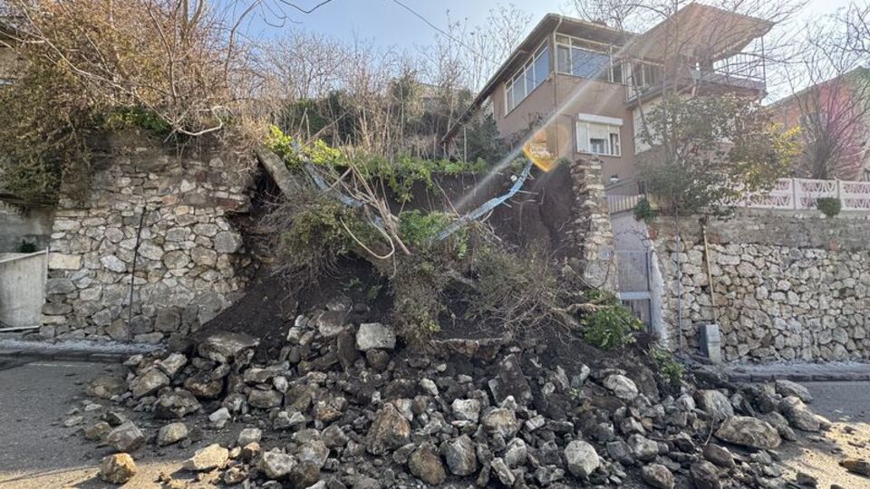 İstinat duvarı çöktü! Bina tahliye edildi
