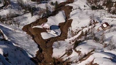 Ardeşen'de heyelan! 4 ev boşaltıldı