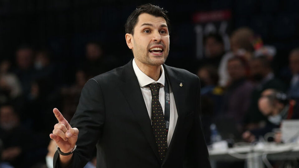 Cenk Akyol, Anadolu Efes'le imzaladı
