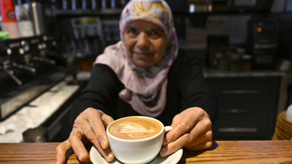 Yeni nesil kahve dükkanının 70'lik baristası!