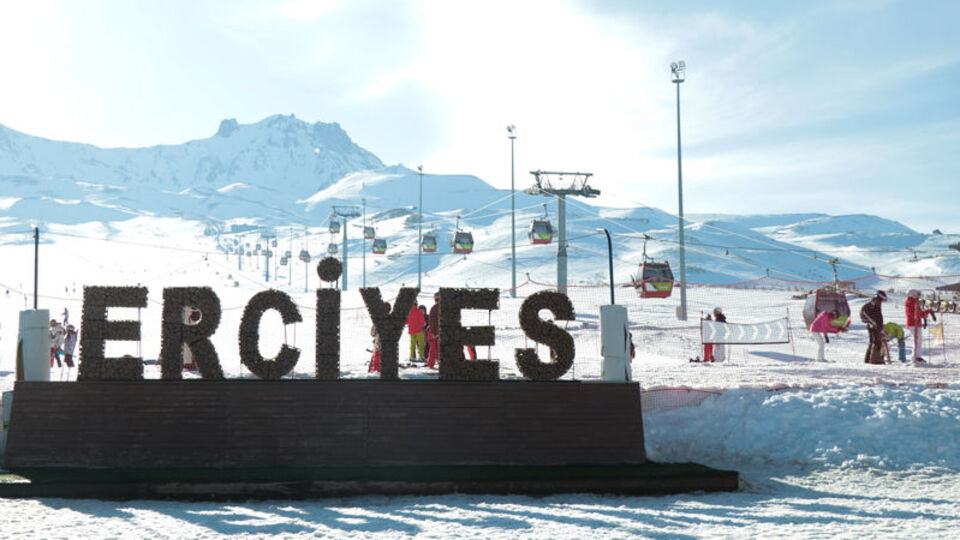 Kayak pisti dışındaki alana çığ düştü