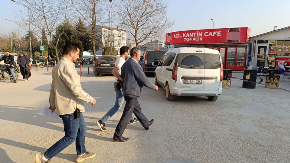 Eşini tabancayla kovaladı