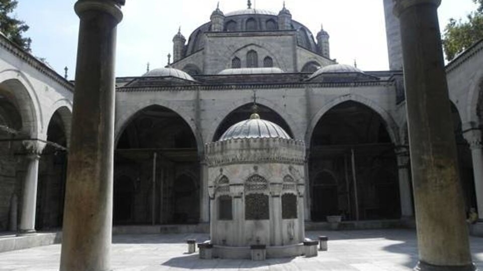 Kadın ve erkeğin yan yana teravih namazına inceleme