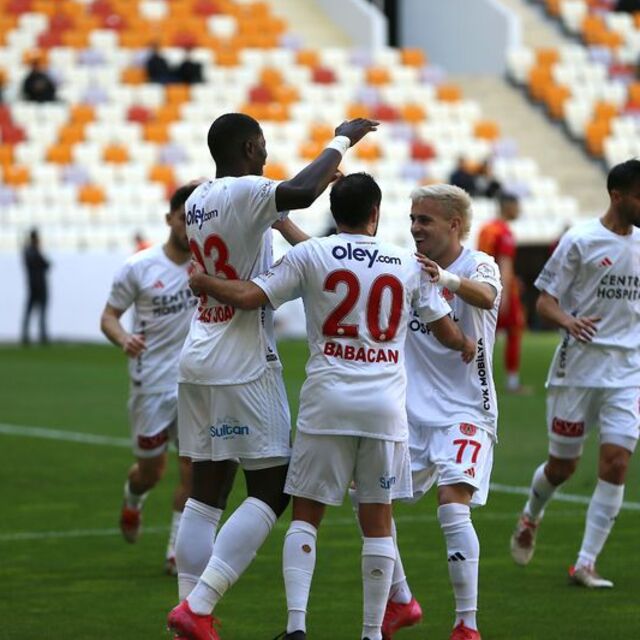 Ümraniyespor, Malatya'da gol oldu yağdı