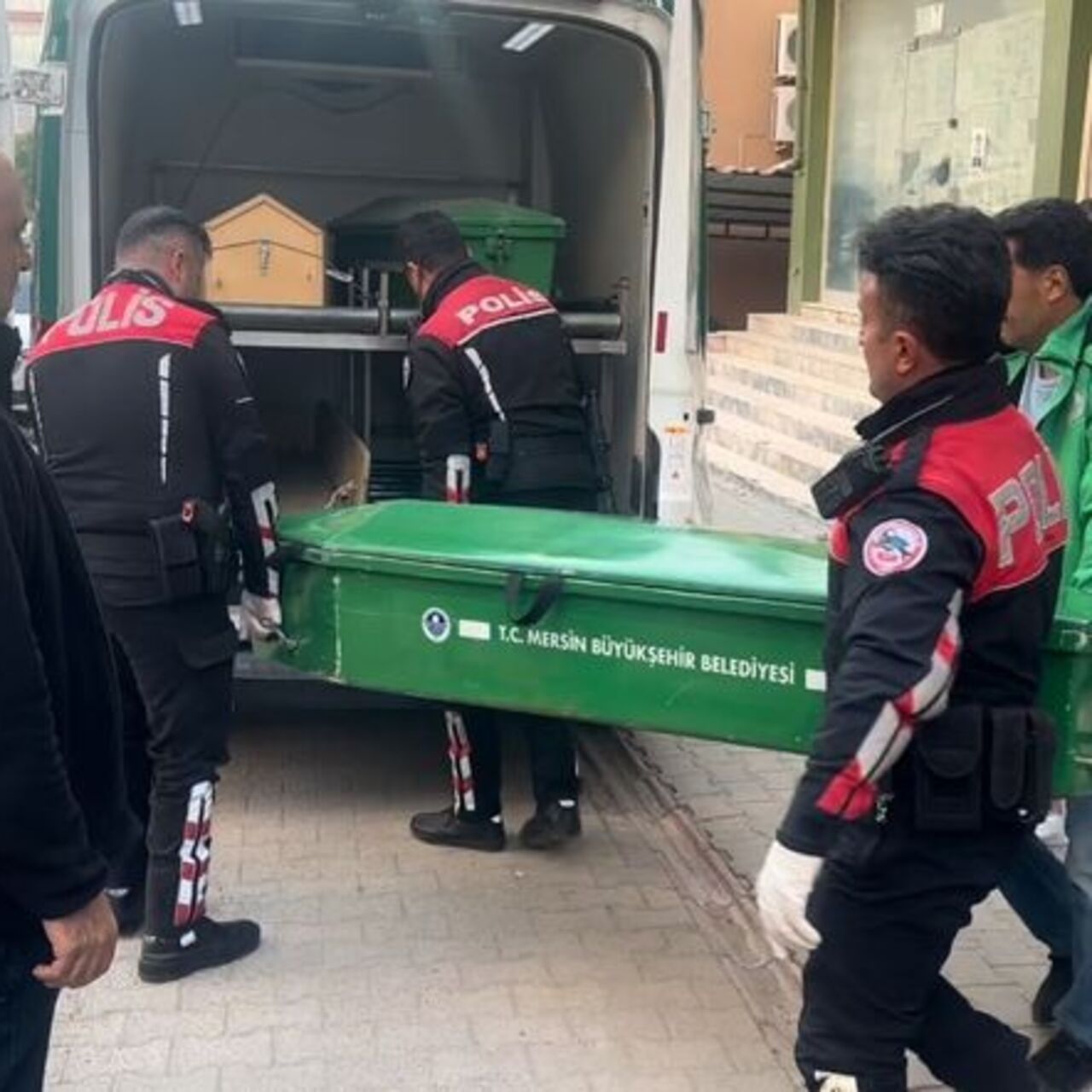 24 yaşındaki genç bahçede ölü bulundu