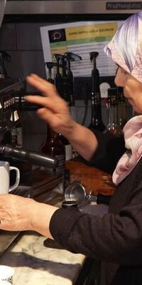 'Barista teyze' gençlerin ilgi odağı oldu