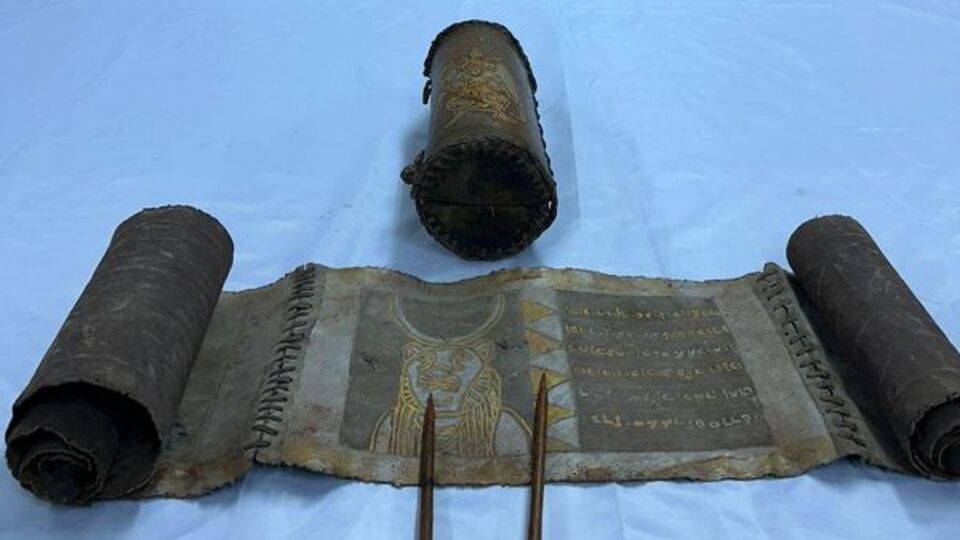 Bin 200 yıllık Tevrat ele geçirildi