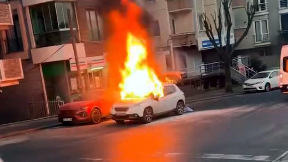 Alev aldı, 7 araca çarptı!