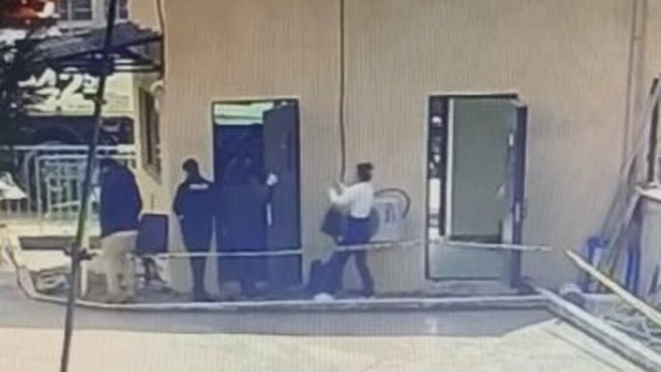 Genç kadın, polise saldırdı!