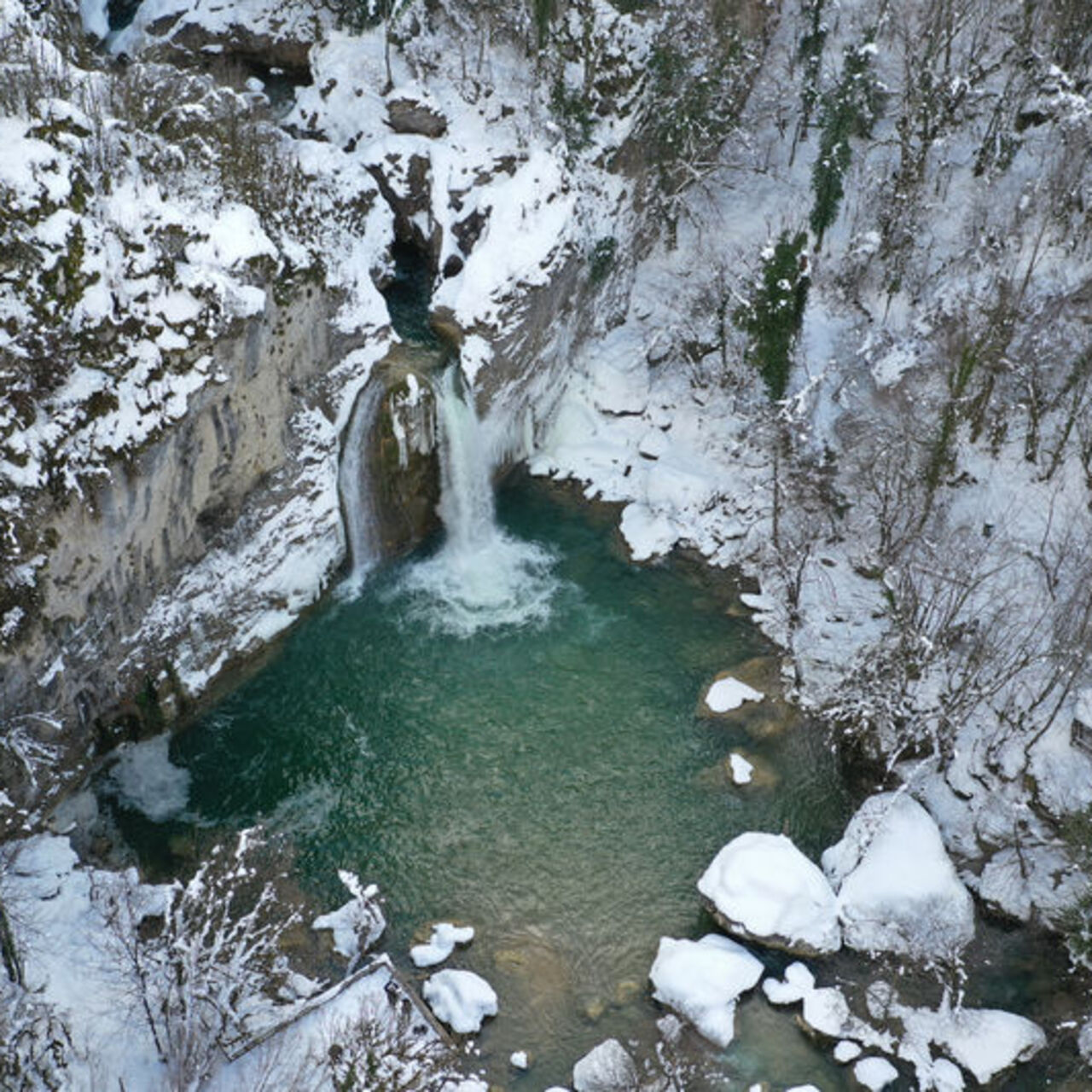 Horma Kanyonu ve Ilıca Şelalesi'nde karlı manzara