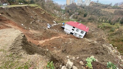 Binayı heyelan vurdu! Yıkılmadı, sürüklendi!
