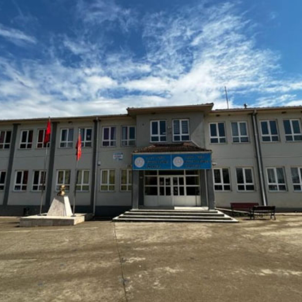 Sağlık durumu ciddi! Okul müdürü odasında bıçaklandı!