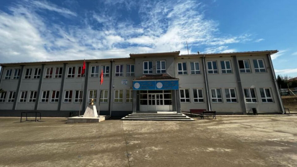 Sağlık durumu ciddi! Okul müdürü odasında bıçaklandı!