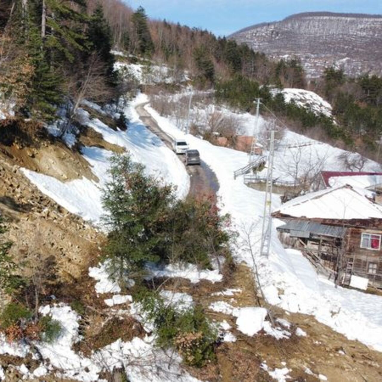 Sinop'ta heyelan yolu kapattı