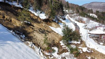 Sinop'ta heyelan yolu kapattı