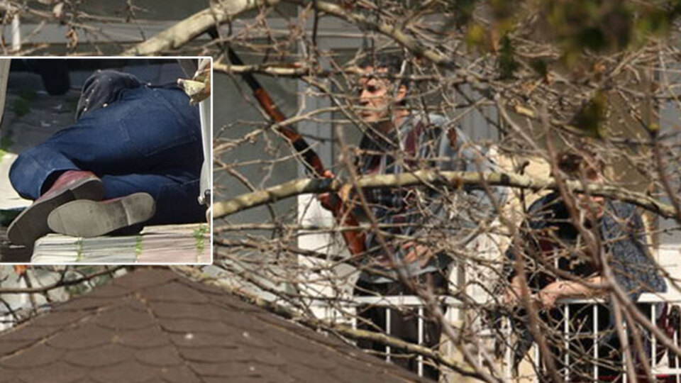 Tüfekle balkona çıktı! İkna etmeye çalışanı vurdu!