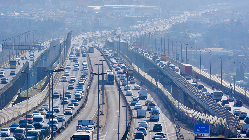İstanbul'da ısınan hava trafiğe yol açtı!