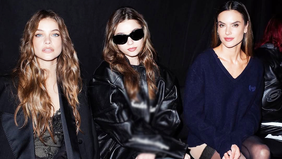 Ünlü modellerle defilede buluştu