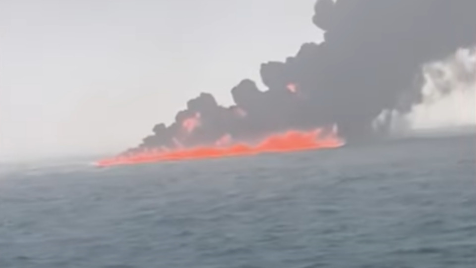 Yakıt tankeri kargo gemisiyle çarpıştı