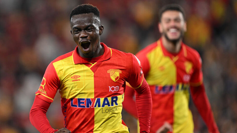 Stuttgart ve Leeds'ten Dennis'e kanca!