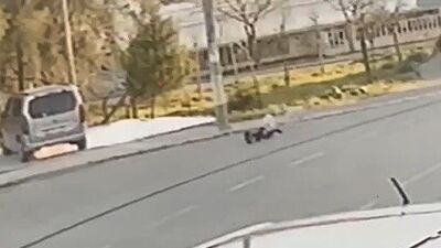 Köpeğin çocuğu ısırdığı anlar kamerada