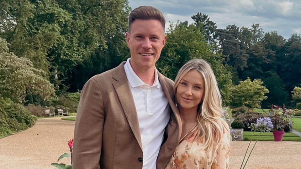 Bir darbe de eşinden geldi