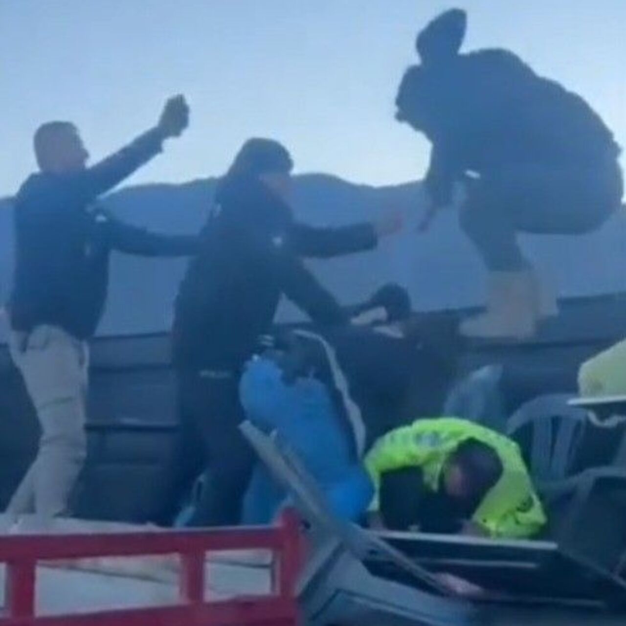 Kavgayı ayıran polise saldırı!