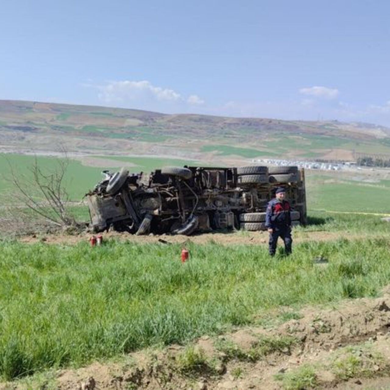 Kamyon TIR'lara çarptı! Can kaybı var