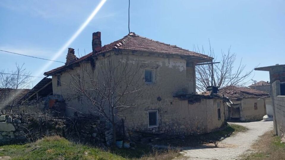 Babasının başını taşla ezdi! Kanlı elbiselerle hastaneye gitti!