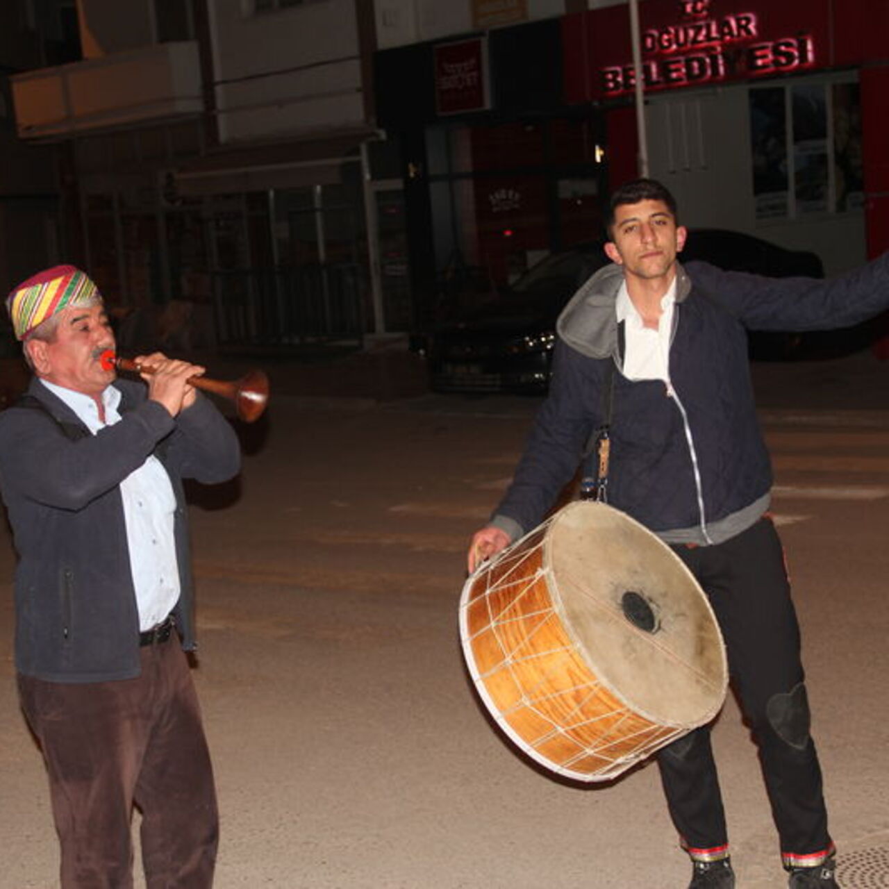 Baba oğul davul zurnayla sahura kaldırıyor