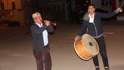 Baba oğul davul zurnayla sahura kaldırıyor