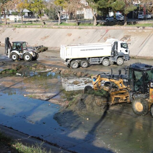 Adana'da Sarıçam Deresi temizlendi