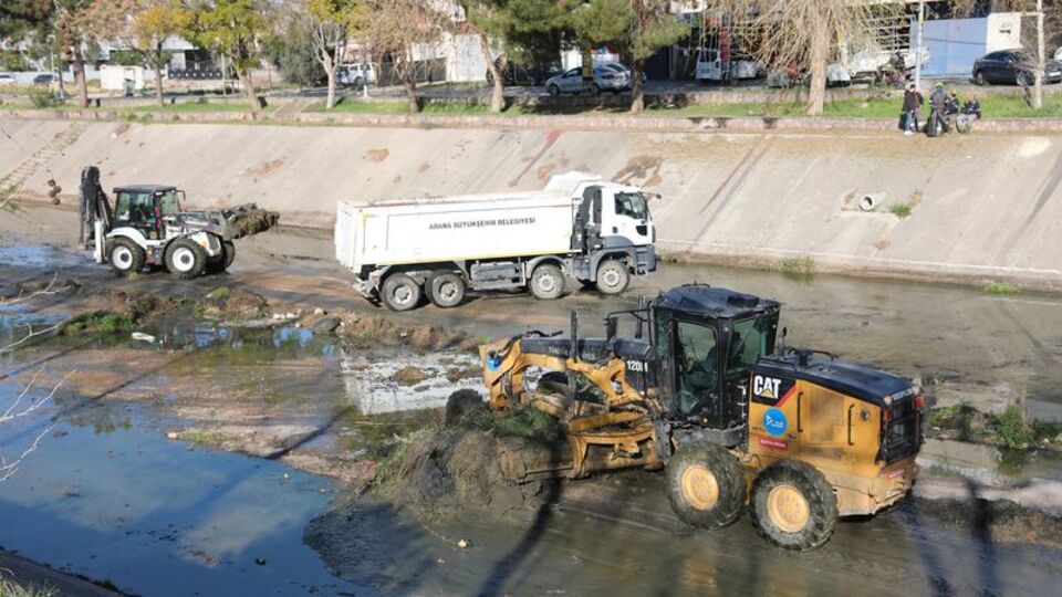 Adana'da Sarıçam Deresi temizlendi