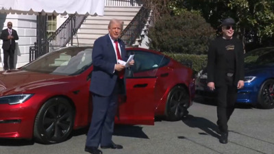 Trump Tesla araca bindi