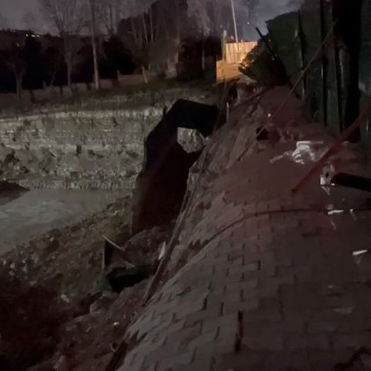 İnşaat çalışması sırasında yol çöktü