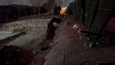 İnşaat çalışması sırasında yol çöktü