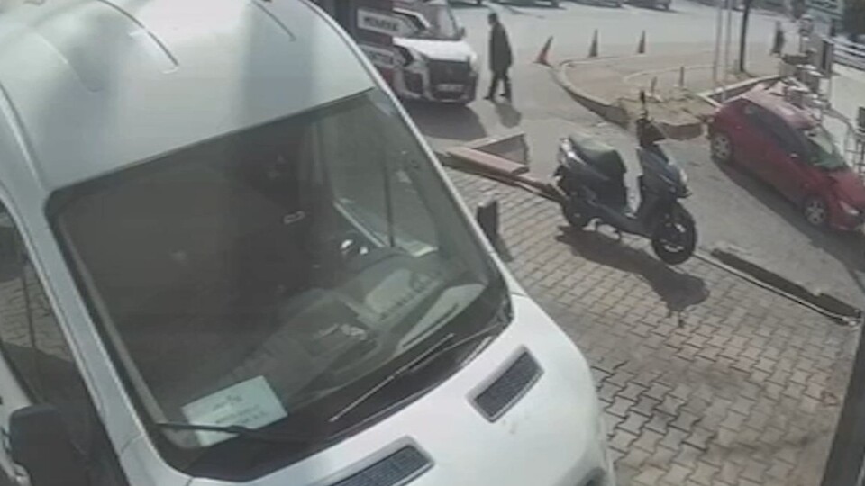 Savrulan araç yayaya çarptı