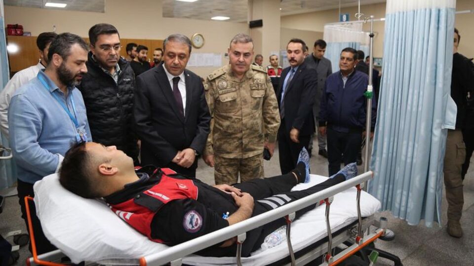 Yunus timi otomobille çarpıştı: 2 polis yaralandı